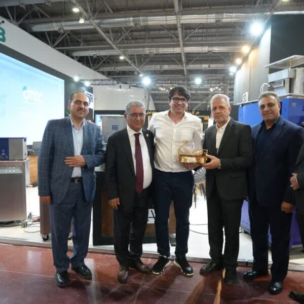 اهدا لوح تقدیر به مشارکت کنندگان نمایشگاه طلا 1404