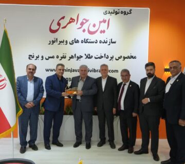 اهدا لوح تقدیر به مشارکت کنندگان نمایشگاه طلا 1404